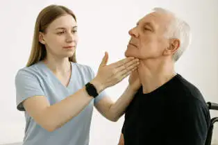 Fysiotherapeut in interactie met patiënt, gericht op herstel en pijnvermindering.