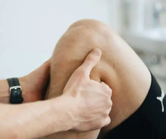 Fysiotherapie in Eindhoven behandelt de knie van een patiënt als onderdeel van een gerichte fysiotherapie.