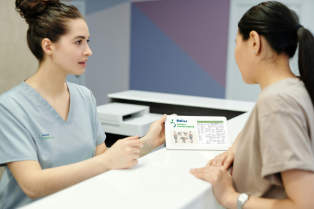 Therapeut bespreekt het behandelplan met patient