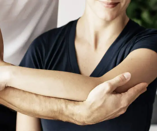 Fysiotherapeut voert gewrichtsmanipulatie uit