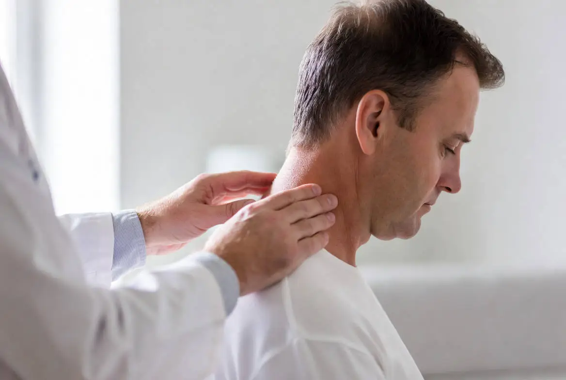 Fysiotherapeut behandeld nek