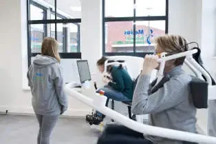 Patiënten volgt begeleide functionele oefening als onderdeel van beweegtraject.